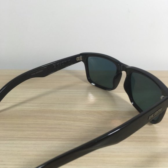 2 Polarized Fashion Sunglasses - Picture 5 of 8